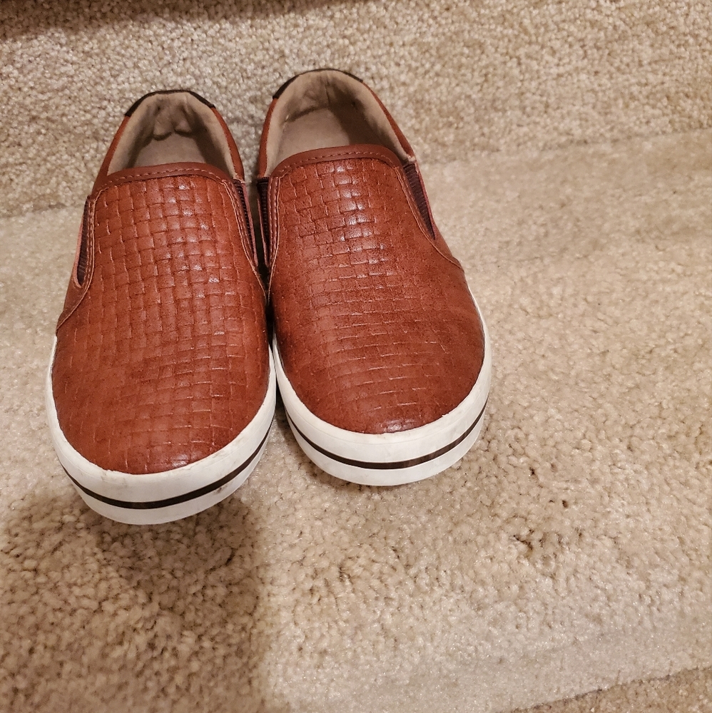 Kenneth Cole boys leather sneaker. Cognac color. Size 1